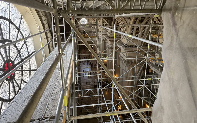 Andamio estructural en obra de rehabilitación — trabajo del estudio